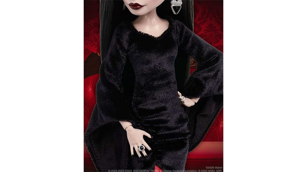 Tento Mattel Monster High Morticia Addams bábika je očarujúco temná
