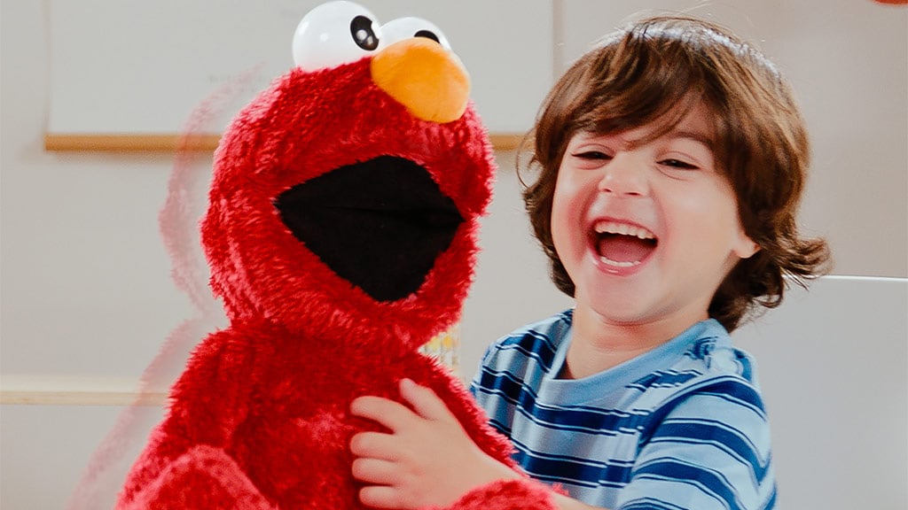 Smej sa naplno s hračkou Just Play Čikís Elmo!