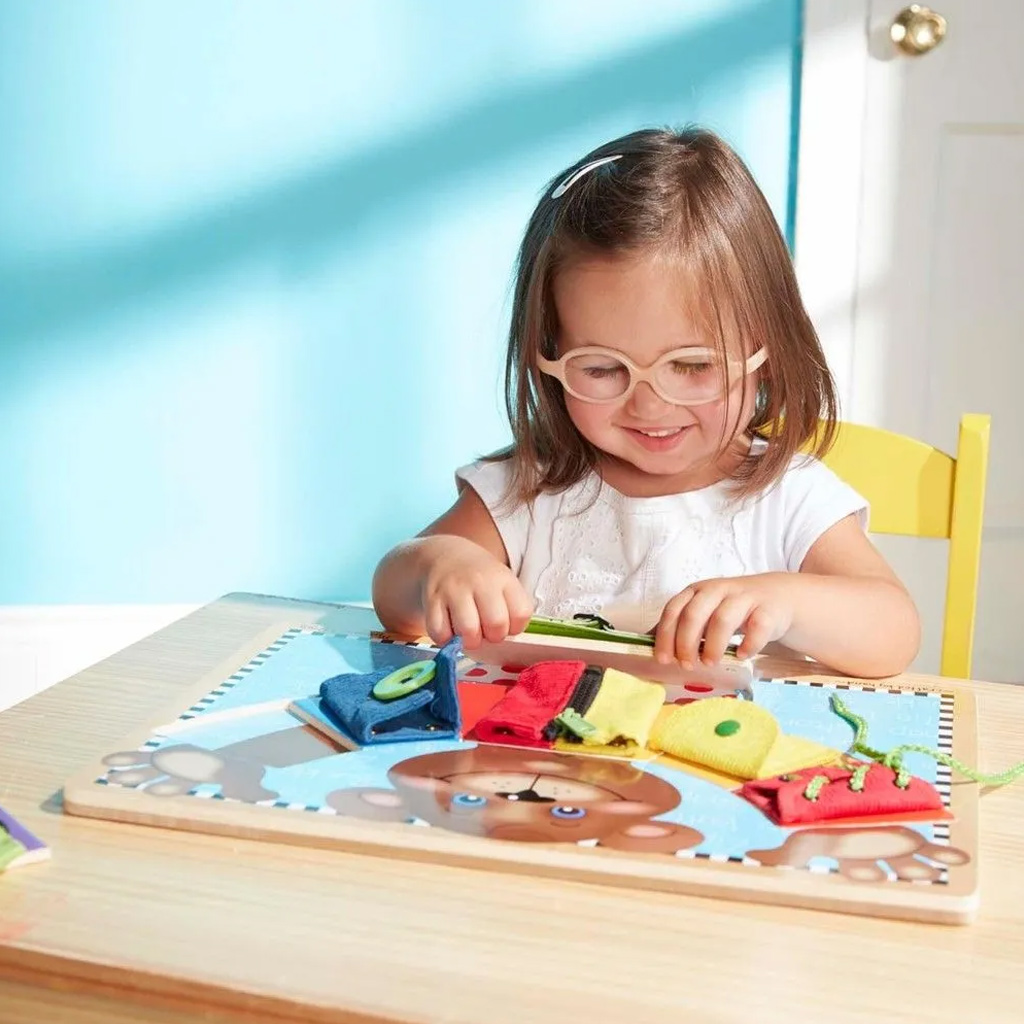 Medvedíková základná zručnosť drevená tabuľa rozvojová hračka - Melissa & Doug kép 3