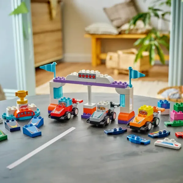LEGO® DUPLO®: F1® pretekárske autá a piloti (10445) obrázok 3