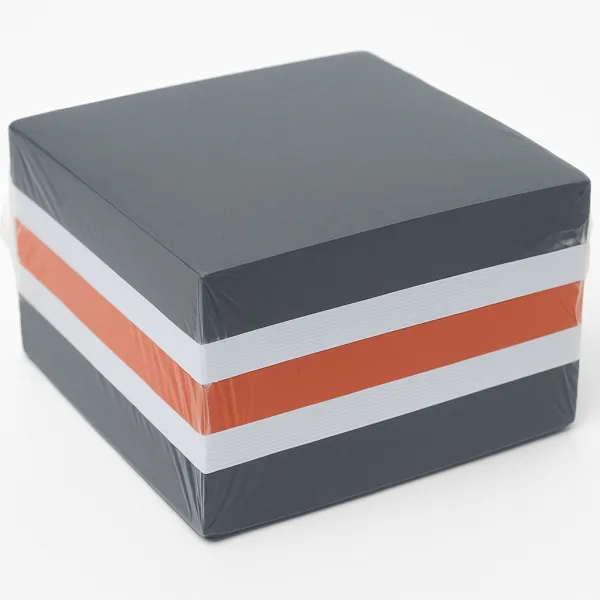 Poznámkový blok v čierno-bielo-oranžovej farbe, 8,5x8,5x4 cm obrázok 1