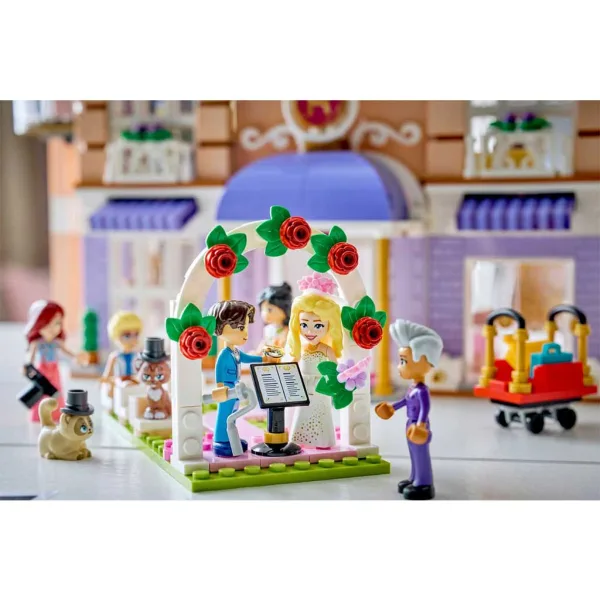 LEGO® Friends: Grand Hotel v Heartlake City (42704) obrázok 7