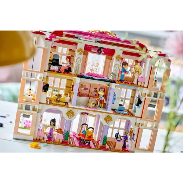 LEGO® Friends: Grand Hotel v Heartlake City (42704) obrázok 8
