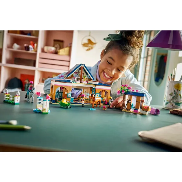 LEGO® Friends: Jazdiareň a jazdecká škola (42688) obrázok 8
