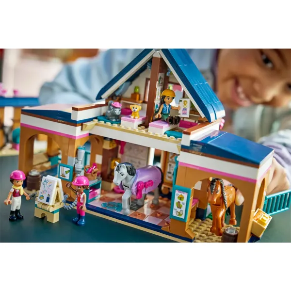 LEGO® Friends: Jazdiareň a jazdecká škola (42688) obrázok 9