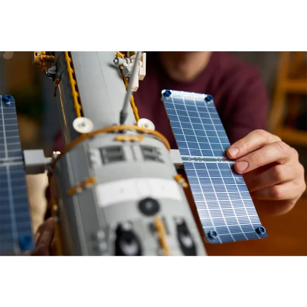 LEGO® Icons: Hubbleov vesmírny teleskop (11383) obrázok 10