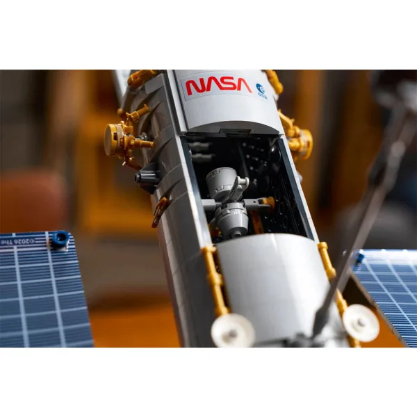 LEGO® Icons: Hubbleov vesmírny teleskop (11383) obrázok 18