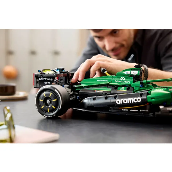LEGO® Technic: Aston Martin Aramco AMR25 F1® auto (42240) obrázok 12