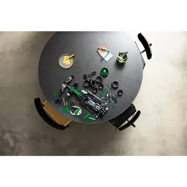 LEGO® Technic: Aston Martin Aramco AMR25 F1® auto (42240) obrázok 8