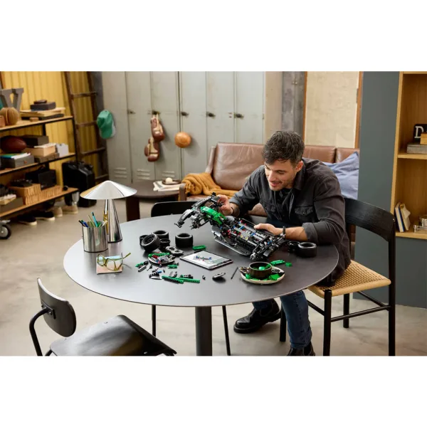 LEGO® Technic: Aston Martin Aramco AMR25 F1® auto (42240) obrázok 9