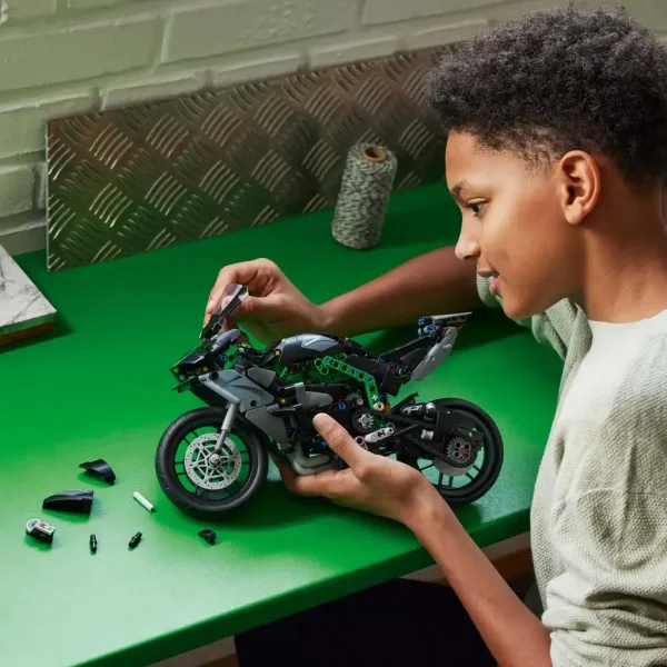 LEGO® Technic: Kawasaki Ninja H2R motocykel (42170) obrázok 5