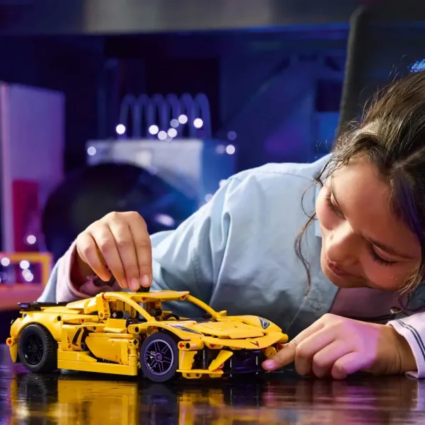 LEGO® Technic: Chevrolet Corvette Stingray (42205) obrázok 4