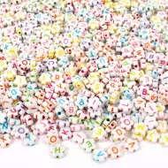 PlayBox: Sada písmenkových korálikov v tvare bieleho kvetu, 920 ks