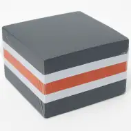 Poznámkový blok v čierno-bielo-oranžovej farbe, 8,5x8,5x4 cm