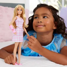 Barbie: Fashionista Priatelia štýlová módna bábika v sádre v ružovej kockovanej sukni – Mattel obrázok 5