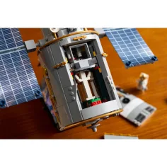 LEGO® Icons: Hubbleov vesmírny teleskop (11383) obrázok 16