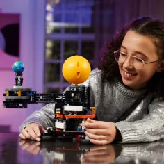 LEGO® Technic: Zem a Mesiac na obežnej dráhe (42179) obrázok 7