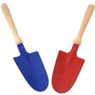 Modrý kovový rýľ s drevenou rukoväťou do piesku