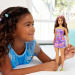 Barbie: Fashionista kamarátky módna bábika v kvetovaných šatách s fialovými pramienkami – Mattel