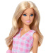 Barbie: Fashionista Štýlová módna bábika kamarátka v ružových kockovaných šatách v sadre – Mattel