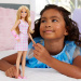 Barbie: Fashionista Štýlová módna bábika kamarátka v ružových kockovaných šatách v sadre – Mattel